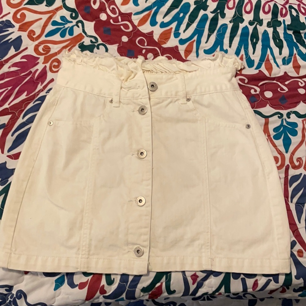 White high-waisted mini skirt
